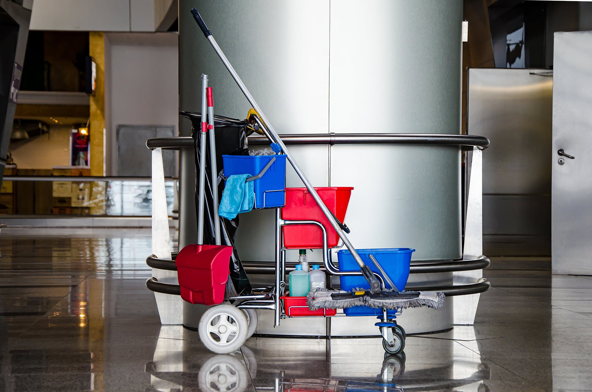 carrello per la pulizia davanti a una colonna